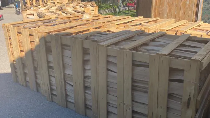 Draußen befindet sich ein Haufen aus Holzpaletten, die übereinander gestapelt sind.