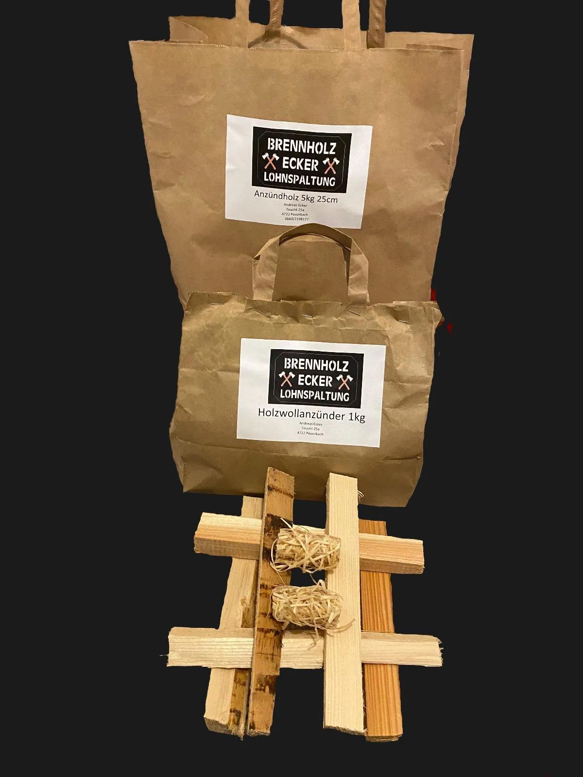 Eine Tüte mit Holzstücken und eine Tüte mit Holz, bereit für kreative Projekte oder handwerkliche Arbeiten.