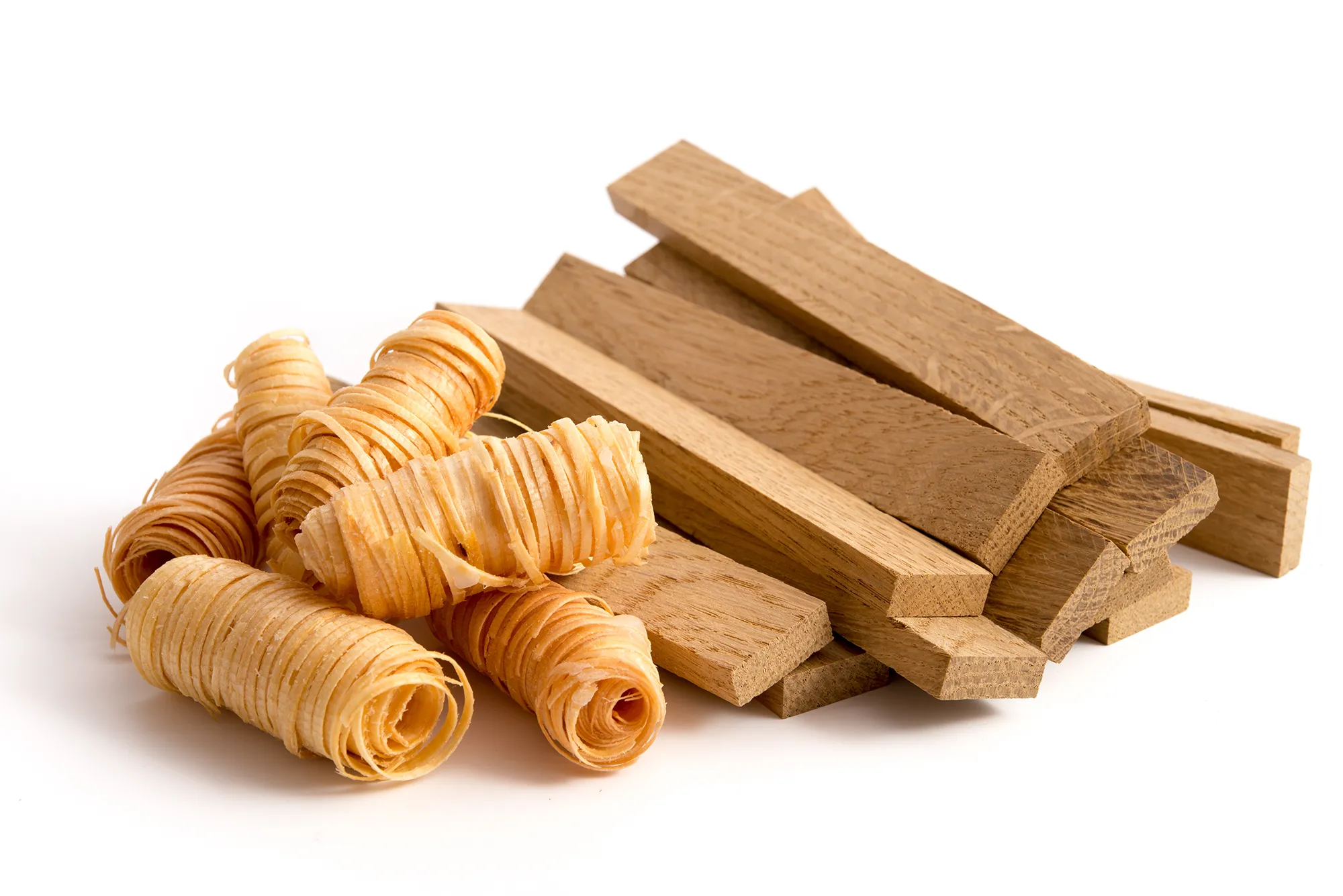 Ein Haufen Holz und Pasta auf einem weißen Hintergrund.